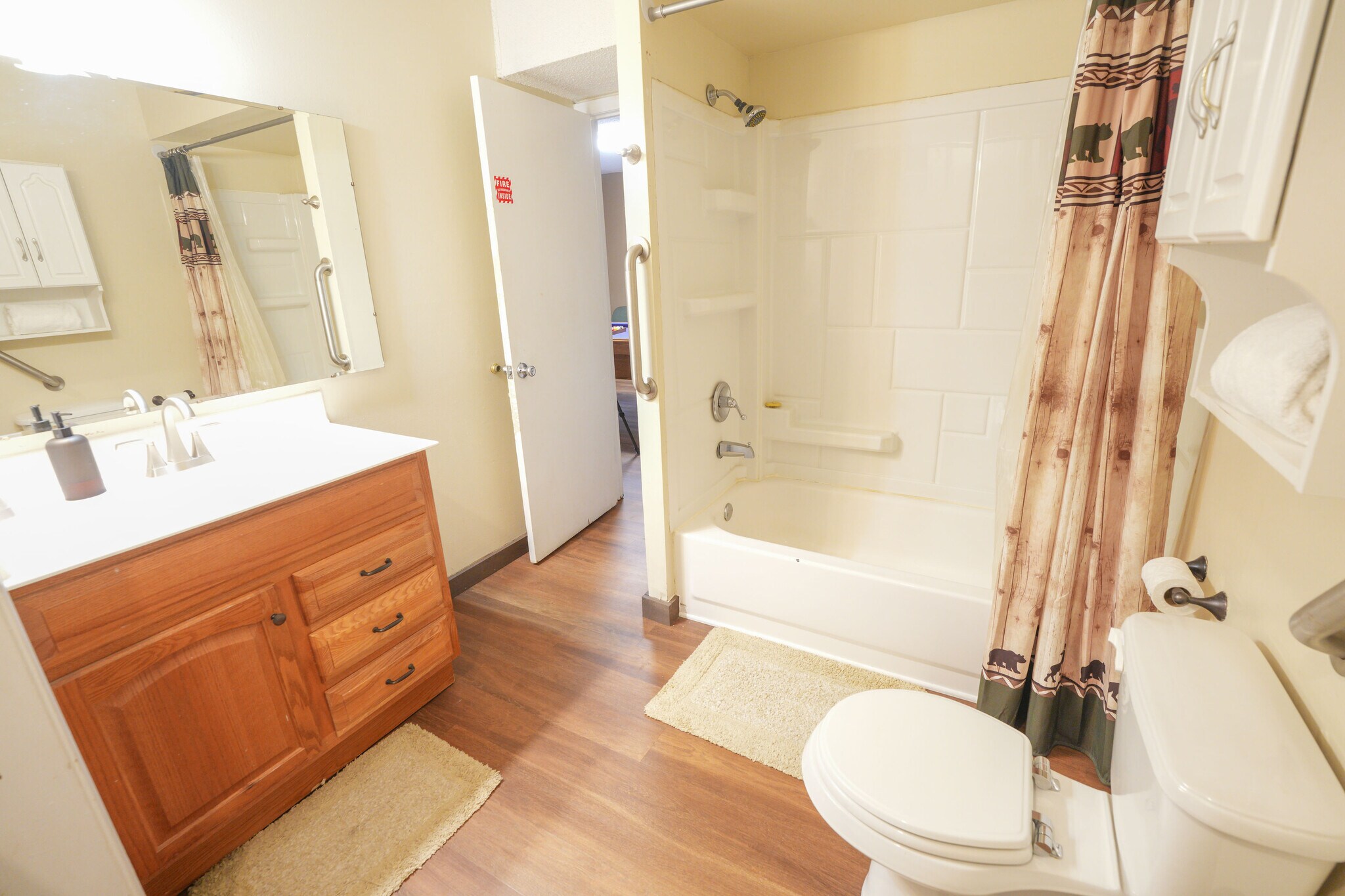 Building Photo - 425 Hemlock Ln