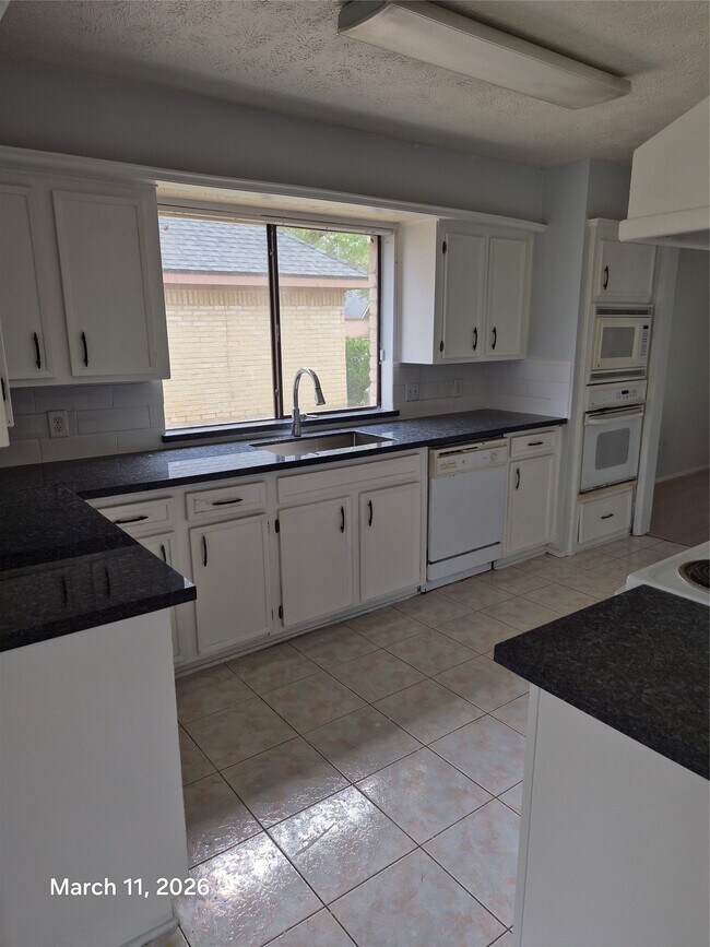 Building Photo - 2923 Edgewood Dr