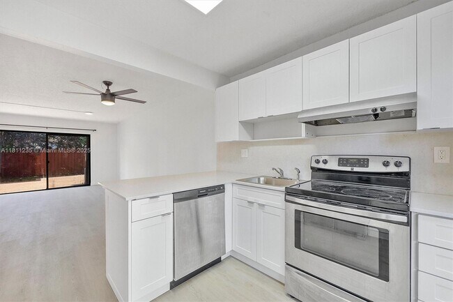 Building Photo - 3809 SW 82nd Ave