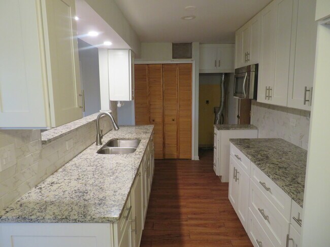Building Photo - 457 N Cambridge Dr