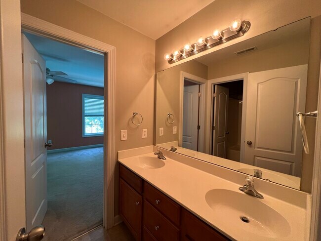 Building Photo - 9720 Royal Colony Dr