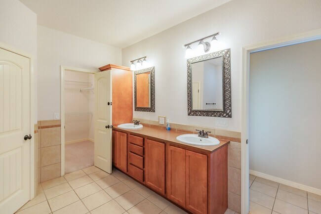 Building Photo - 3 bed 2 bath beautiful home!
