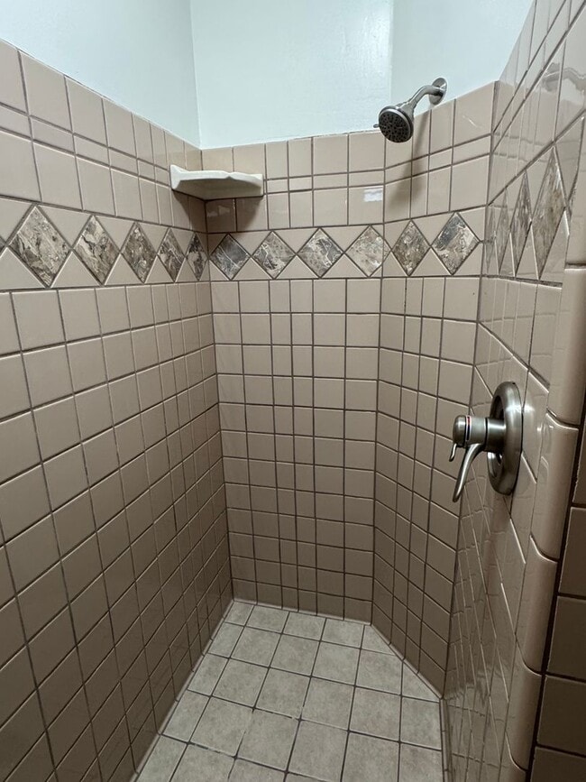 Building Photo - 5 Bedroom, 3.5 Bath, Beautiful 1,856 SQ FT...