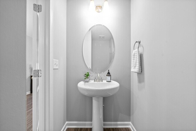 Building Photo - 2 Bedroom Condo For Rent Near Madison Street!