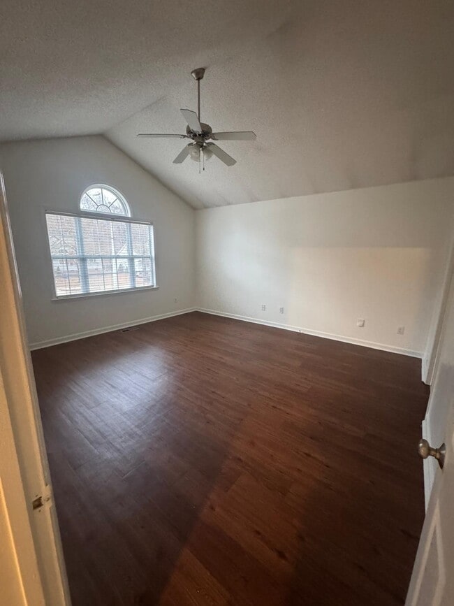 Building Photo - 136 Creek Commons Ave