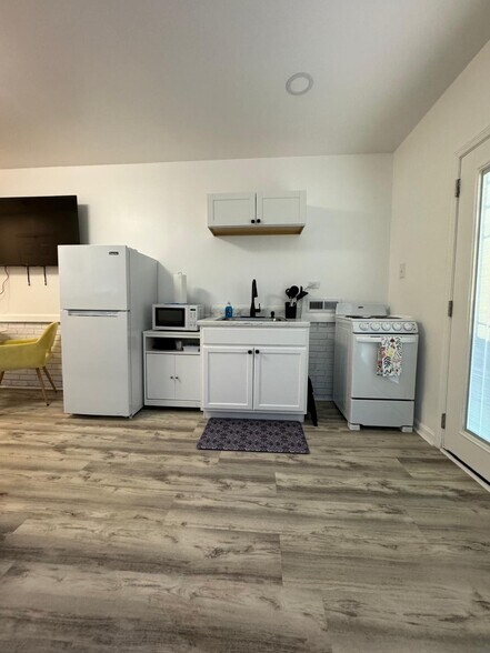 Kitchen - 2817 Sourwood St