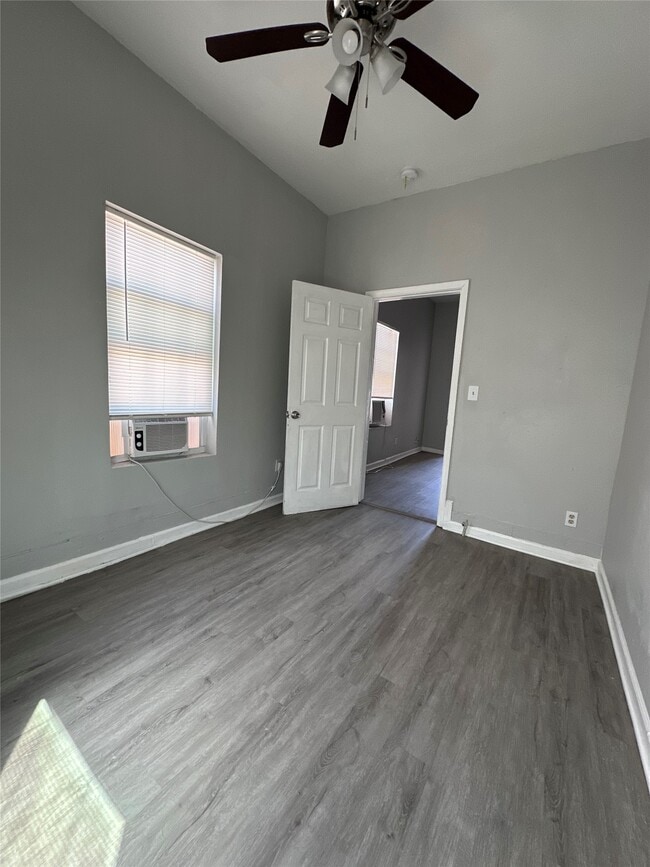 Building Photo - 910 37th St