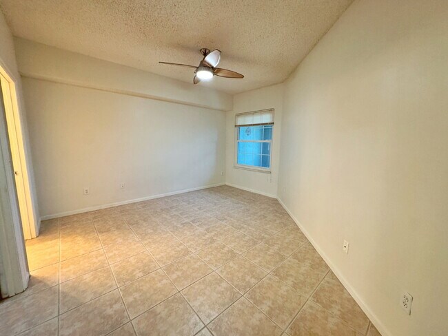 Building Photo - Las Palmas! 2 Bedroom | 2 Bathroom | Garage!