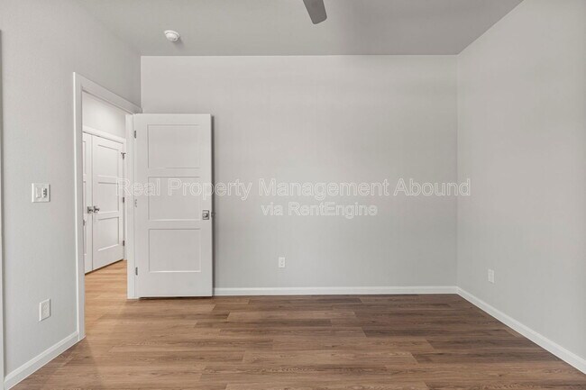 Building Photo - 101 E 11th St S