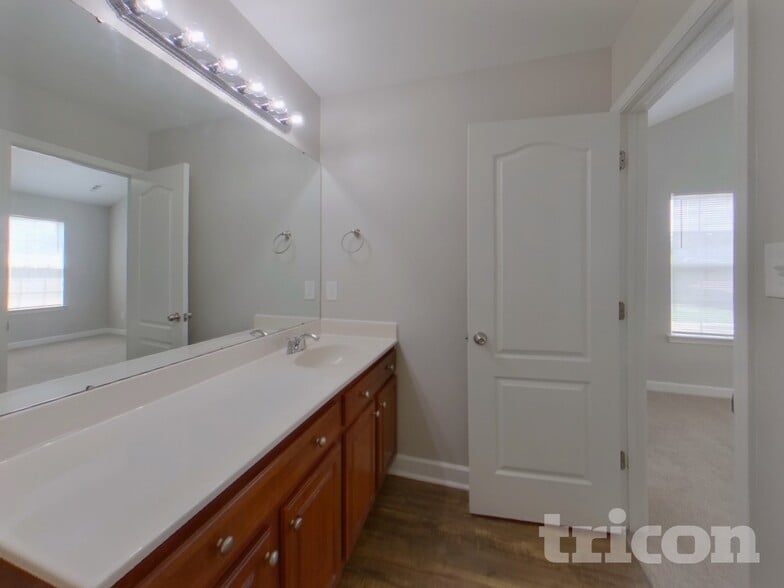 Building Photo - 506 Glencroft Dr