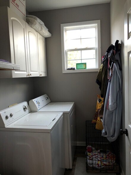 Building Photo - 187 Coming St