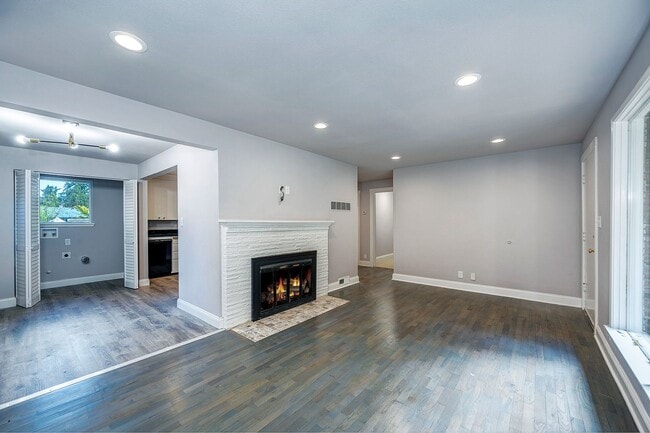 Building Photo - Shoreline Rambler 3 Bed 1 Bath plus bonus ...