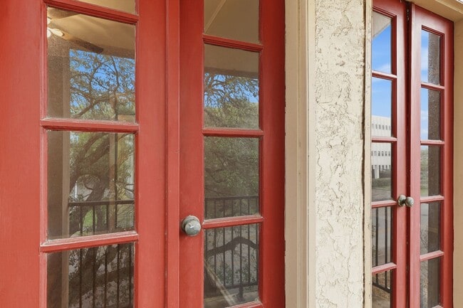 Building Photo - 8702 Village Dr