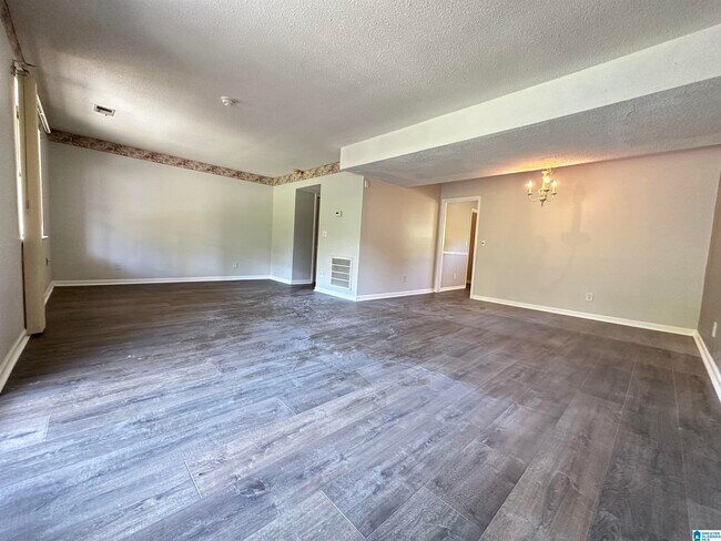 Building Photo - 2404 Hampstead Dr