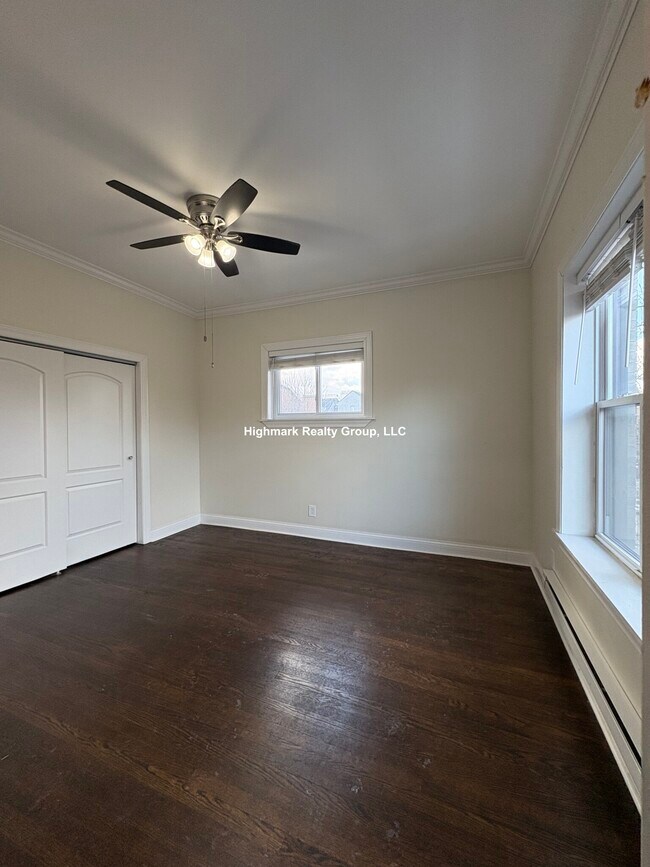 Building Photo - 923 W Waveland Ave