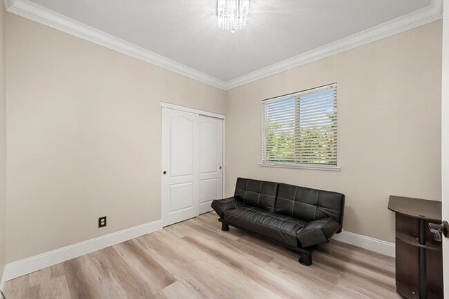 Building Photo - For rent: spacious and updated 5-bedroom, ...