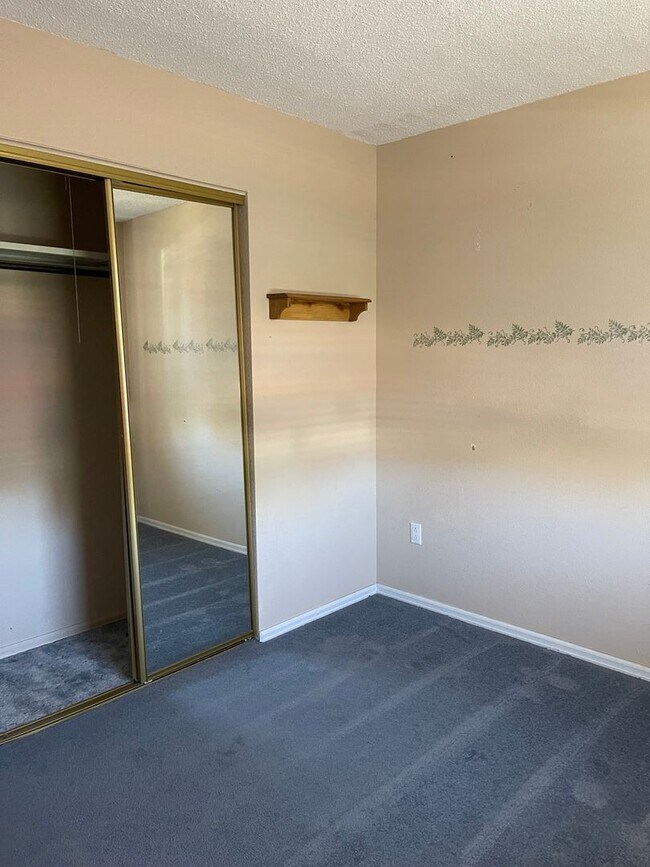 Building Photo - 3 bedroom 1.5 bath with a Large Detached Garage