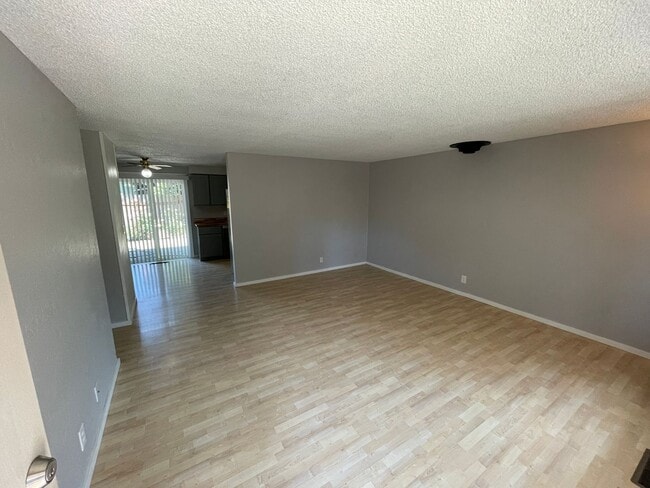 Building Photo - Hard to find 3 bedroom 2, bathroom.