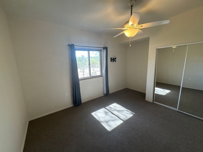 Building Photo - 9731 E Kleindale Rd