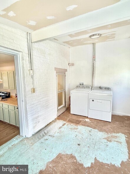 Building Photo - 327 Main St