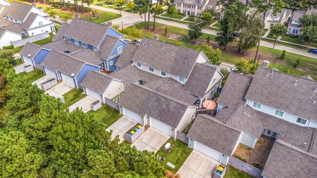 Building Photo - Nestled in the heart of Creekside Park - T...