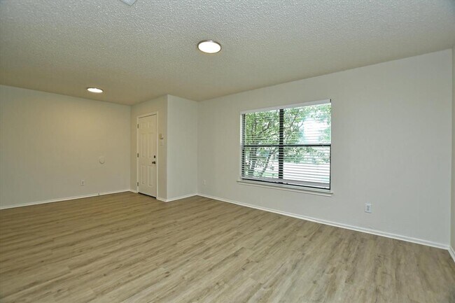 Building Photo - 1201 Pike Path