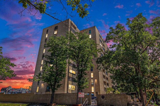 Building Photo - Unique Condo Steps Away from Governor's Park!