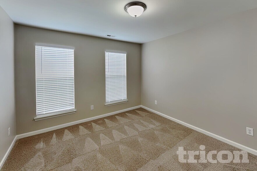 Building Photo - 1002 Hollingdale Ct