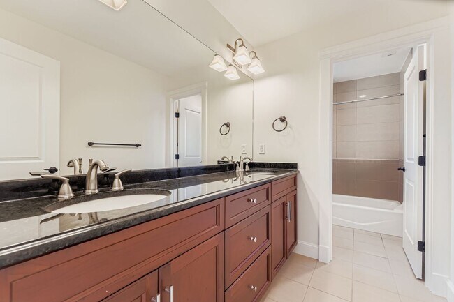 Building Photo - Stunning 5bed/5bath + Office in Prime Kirk...