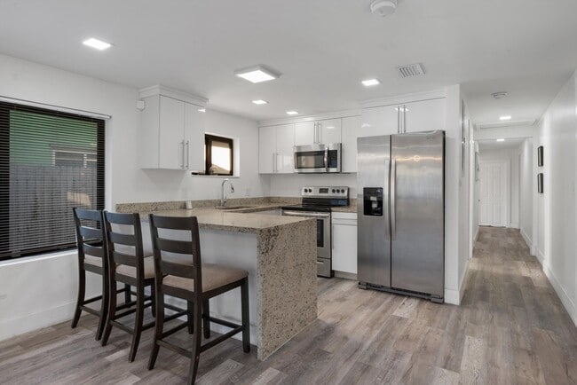 Building Photo - 836 SW 13th Ct