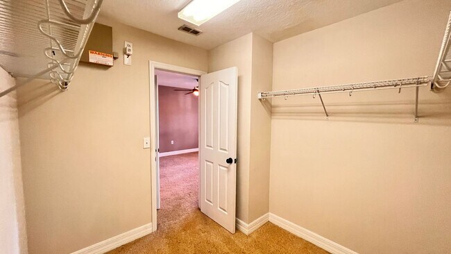 Building Photo - Charming 3-Bedroom Townhome in Oviedo – La...
