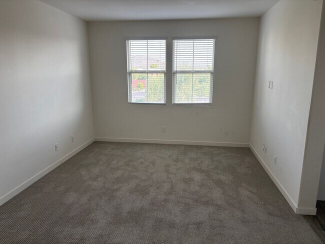 Building Photo - Modern 3-Bedroom + Loft + Den in Gated Pho...