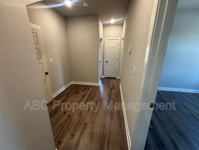 Building Photo - 3207 SW Hillstone Ave