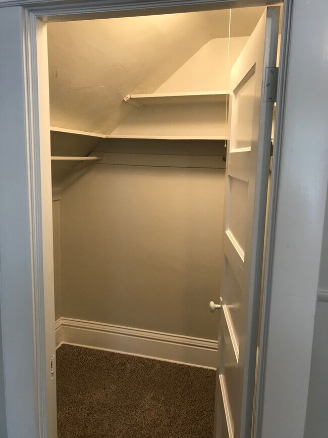 Building Photo - Recently remodeled 4 bedroom house in St P...