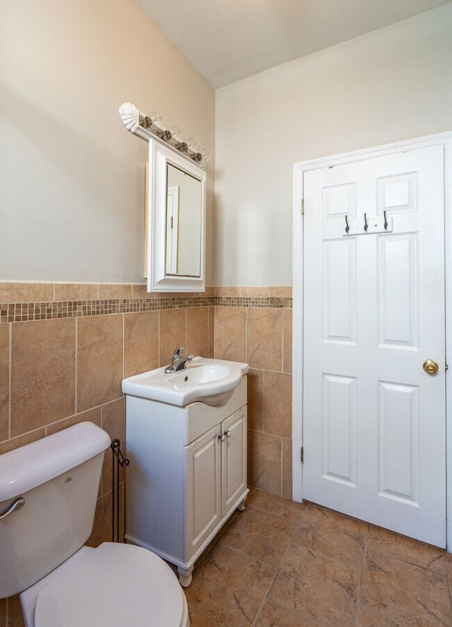 Building Photo - 1121 S 13th St