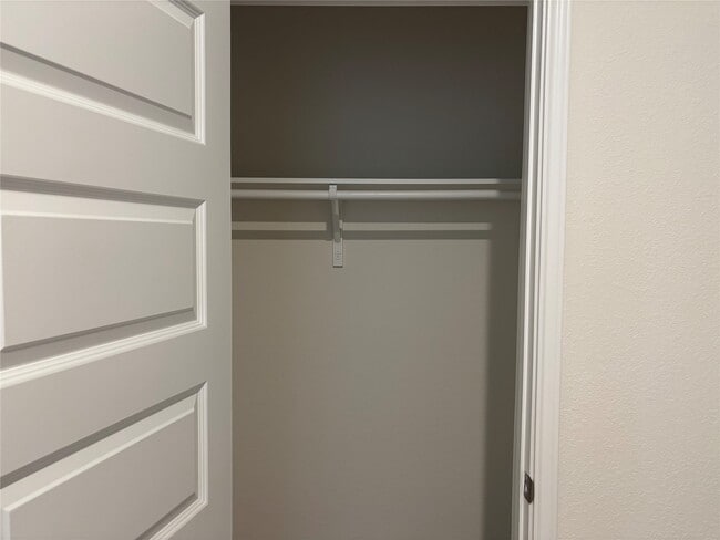 Building Photo - 4872 Sun Fls Dr