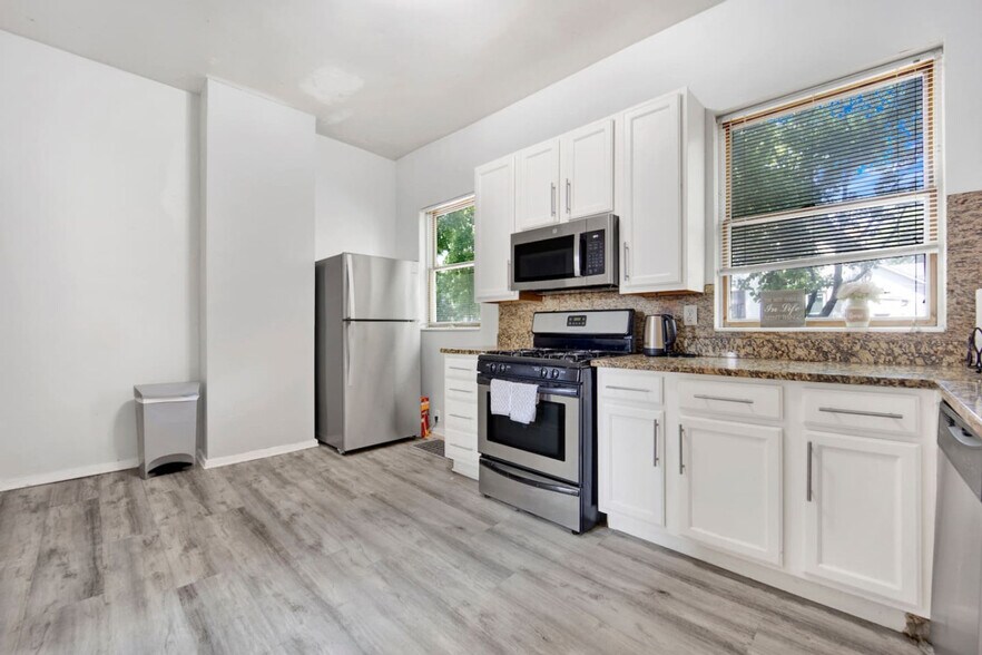 Building Photo - 1205 W Oakdale Ave