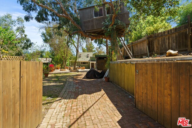Building Photo - 2026 Topanga Skyline Dr