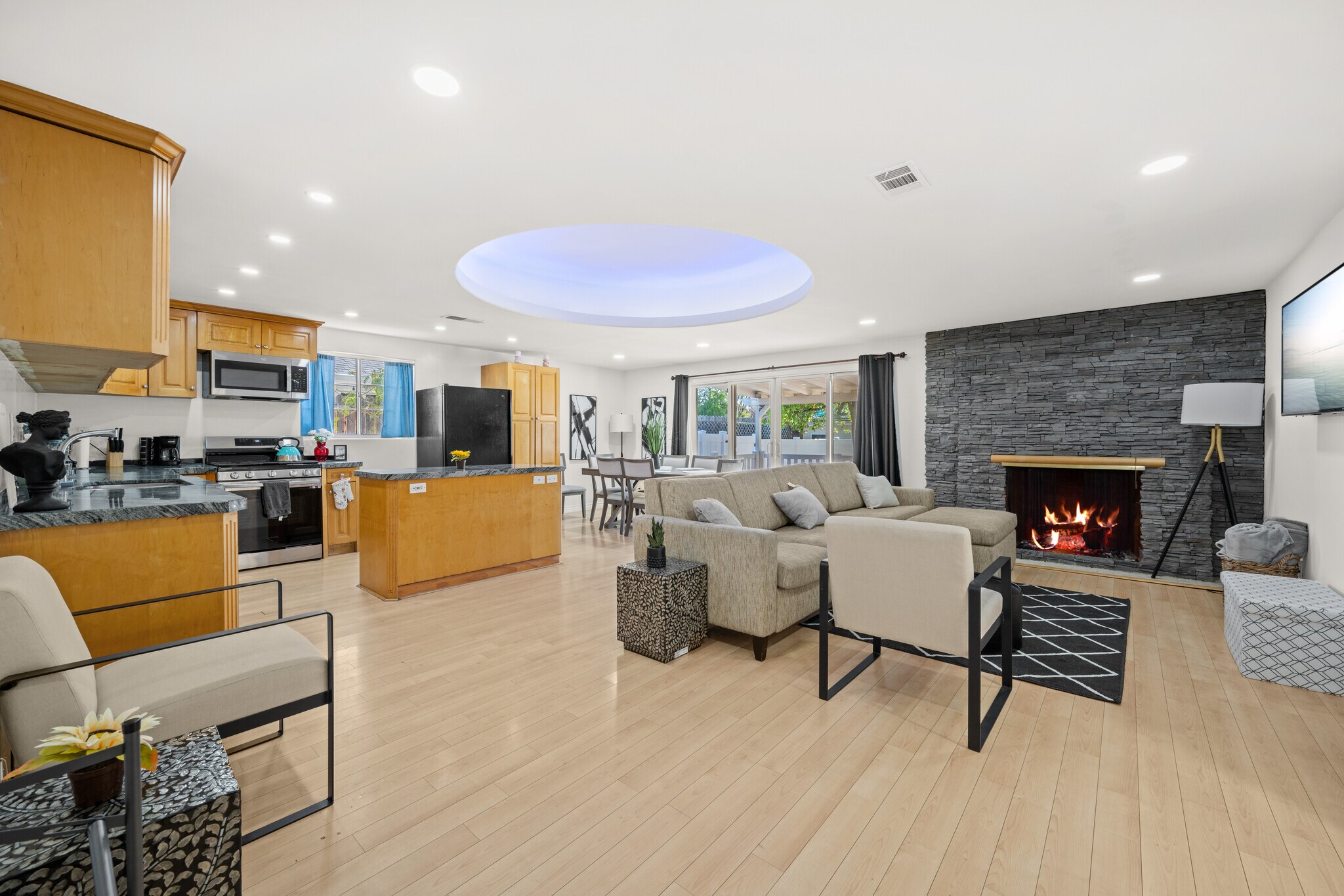 Building Photo - 6527 Woodlake Ave