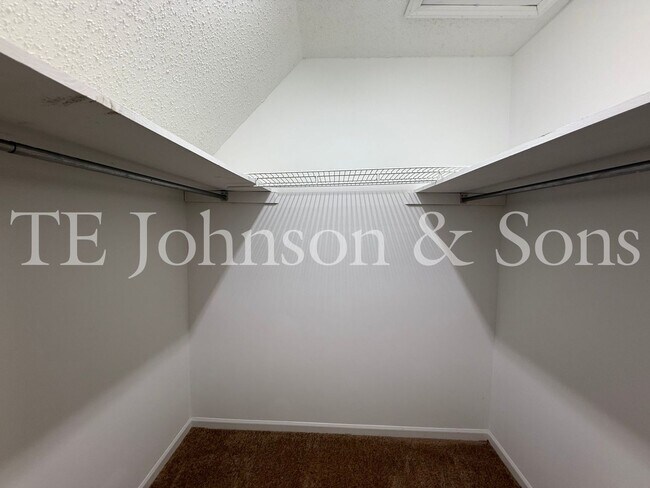 Building Photo - Charming 3-Bedroom Home with Spacious Yard...