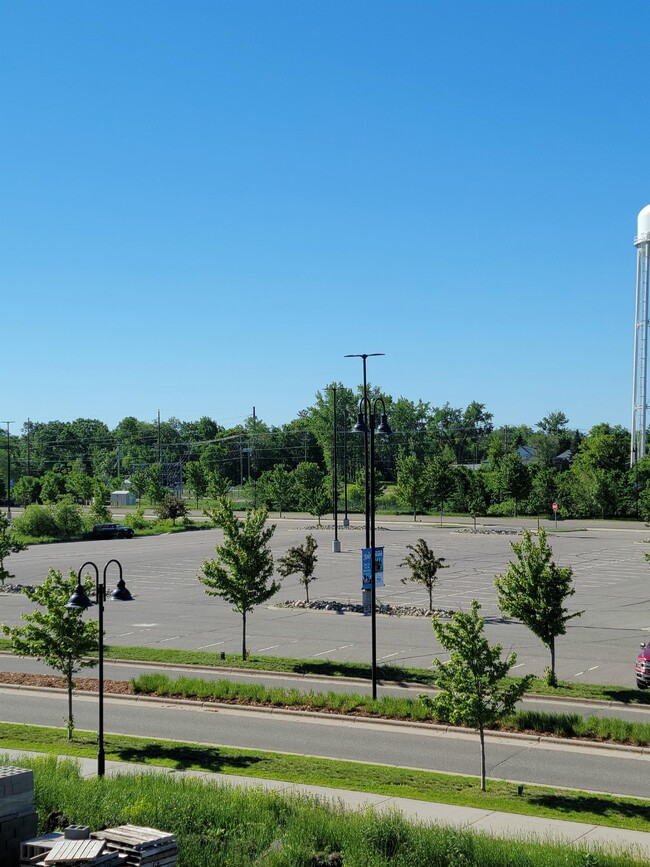 Building Photo - 106 Lake Shore Dr NE