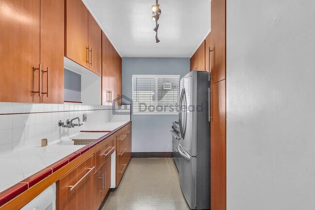 Building Photo - 1615 N Laurel Ave