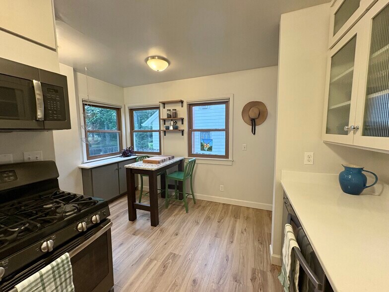 Heated floors, Microwave, gas stove - 4112 Gladstone St