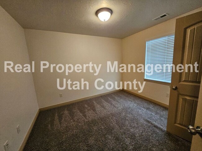 Building Photo - Orem Townhome Central to City Center