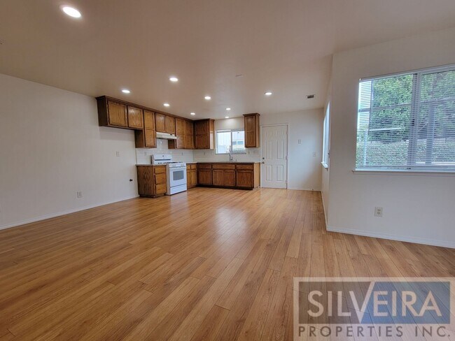 Building Photo - Unique 2 Bedroom Unit Available Now!