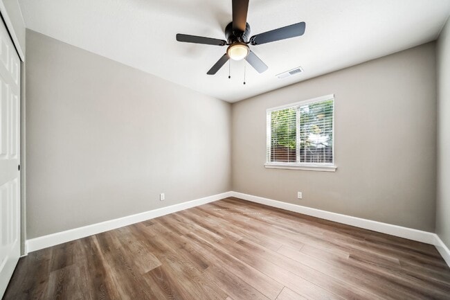 Building Photo - 3/2 Fully Updated with Fenced Yard/Dog Friendly/ Close to Everything central Redding