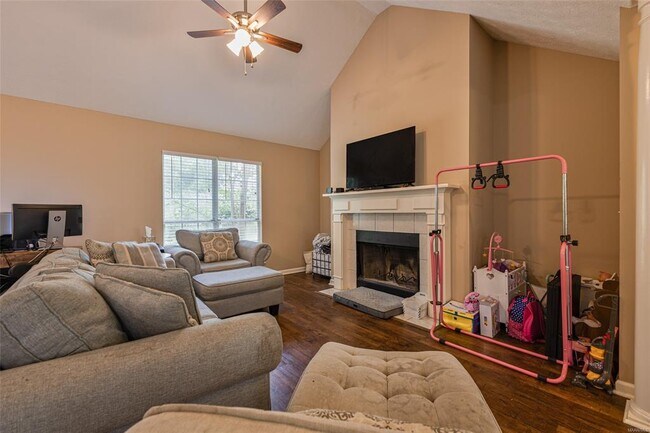 Building Photo - 105 Foxwood Ct