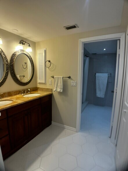 Master bath - 1263 Caloosa Dr