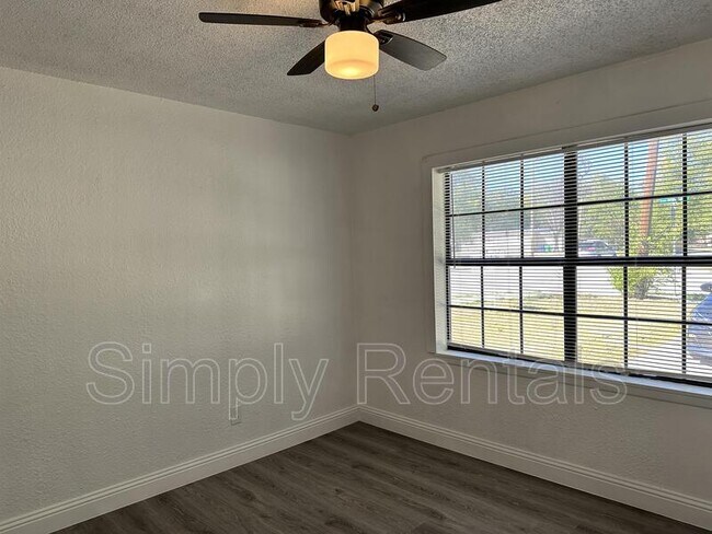 Building Photo - Poplar St 3211