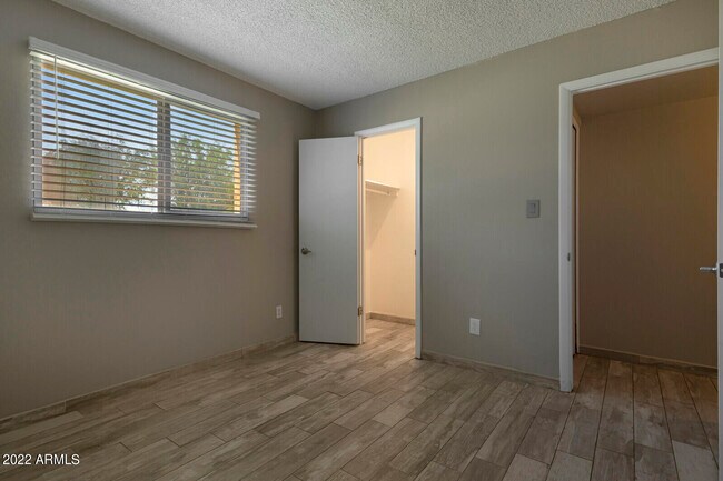 Building Photo - 3012 W Bethany Home Rd